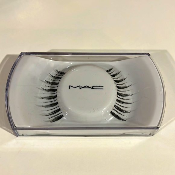 MAC Lashes - Picture 1 of 5
